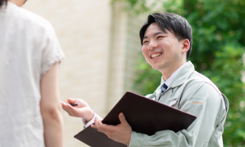 お客様と対話するスタッフ